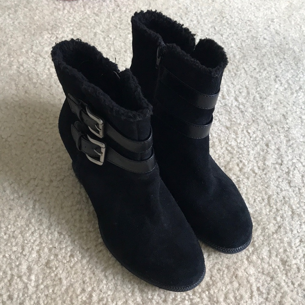 Size 8 black suede wedge boots